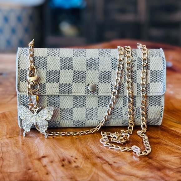 Louis Vuitton
2008 Damier Azur Pattern Sarah Wallet converted Crossbody - Picture 3 of 16